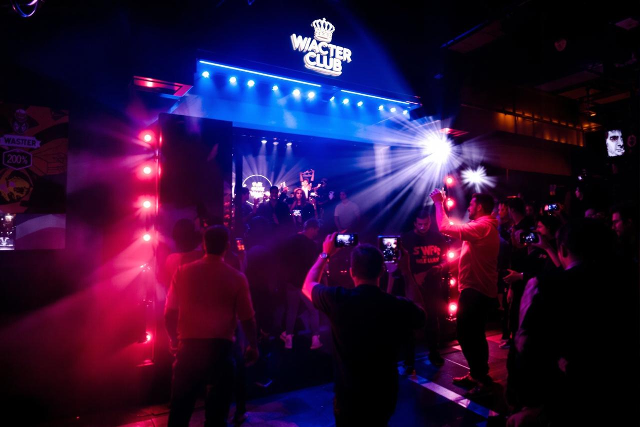 某顶流明星深夜被拍出入神秘会所,随行人员全程遮挡