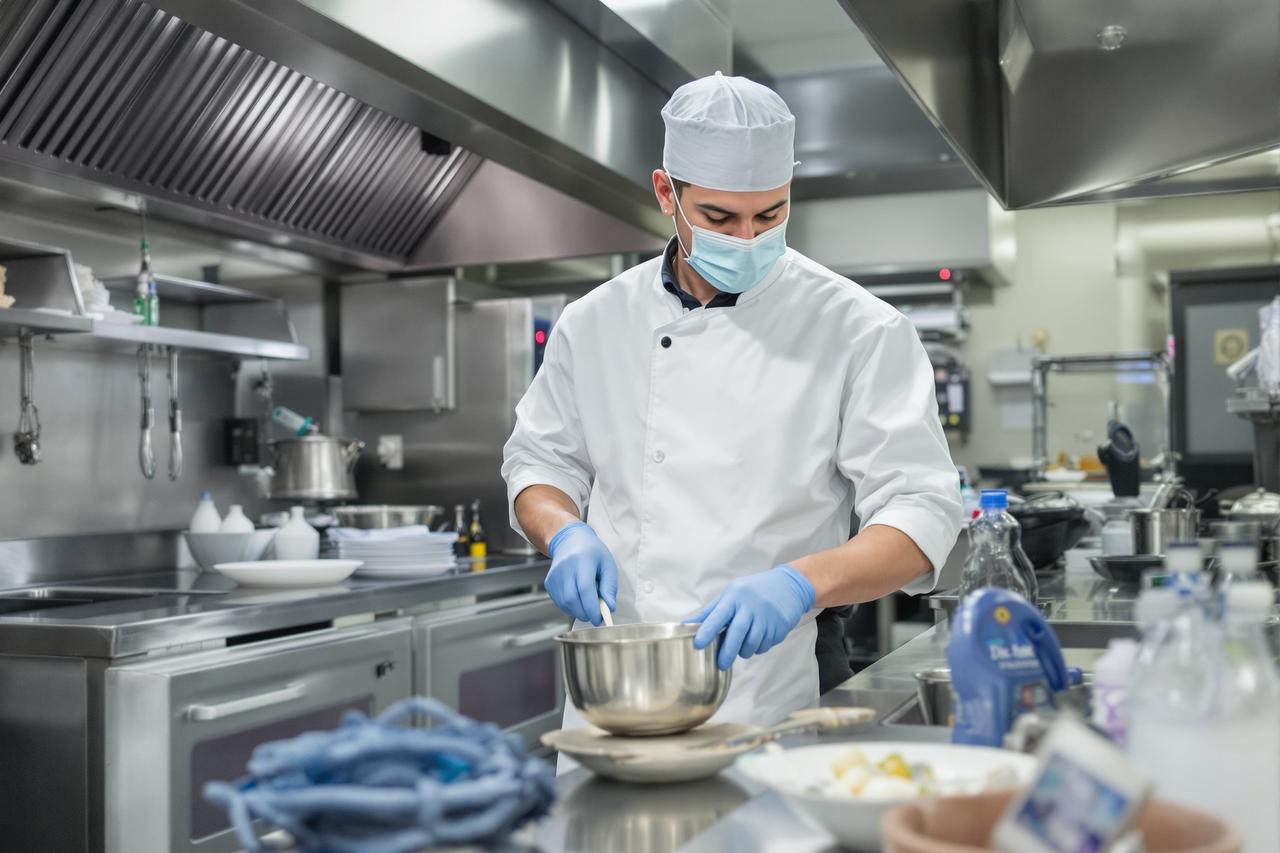 某知名餐饮品牌被曝后厨卫生问题,官方紧急回应